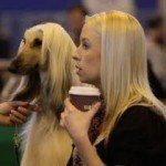 mujer y perro igual