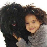 niña igual a su perro