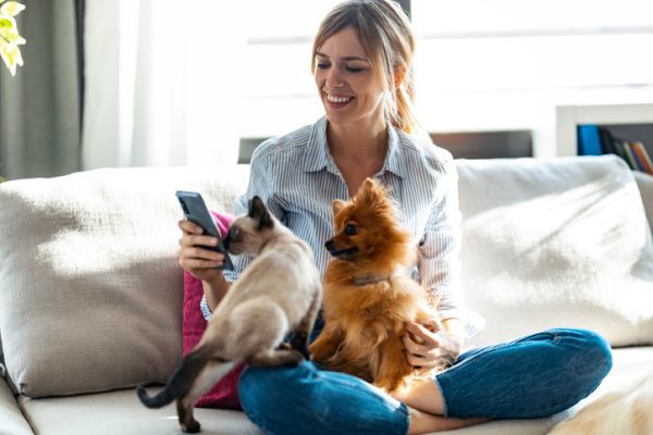 Mujer con perro y gato 